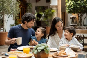 Junge deutsch-mexikanische Familie prüft gemeinsame Urkunden