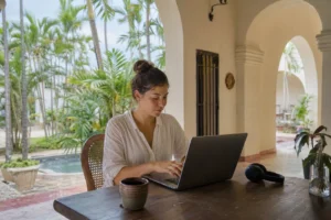 Junge Remote-Arbeiterin in einem hellen Café in Mexiko